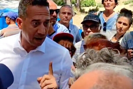 CHP-Abgeordnete zeigten mit dem Finger auf CHP-Aktivisten in Akbelen
