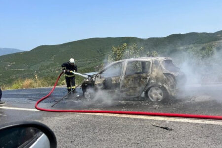 Das Auto, das in Bursa plötzlich Feuer fing, wurde zu Asche verbrannt