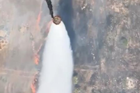 Das Bild, das den Wert von Flugzeugen verdeutlicht: Der Einsatz des Löschhubschraubers ist vor der Kamera zu sehen