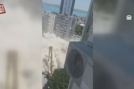 Das durch das Erdbeben in Adana beschädigte Gebäude stürzte während des überwachten Abrisses ein.