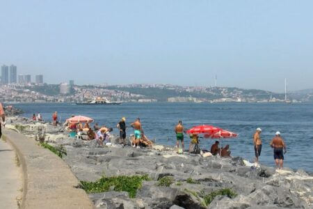 Das heiße Wetter war in Istanbul überwältigend: Die Bürger gingen schwimmen