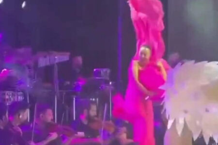Das Kleid von Ebru Gündeş flog auf der Bühne weg
