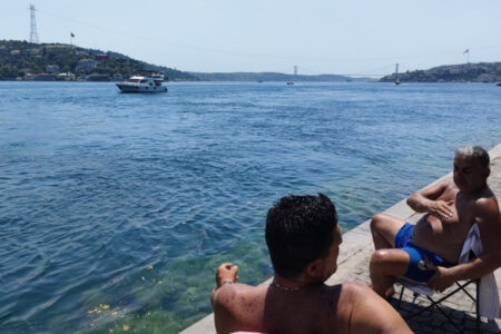 Das Thermometer erreicht in Istanbul 38: Parks und Ufer sind voll