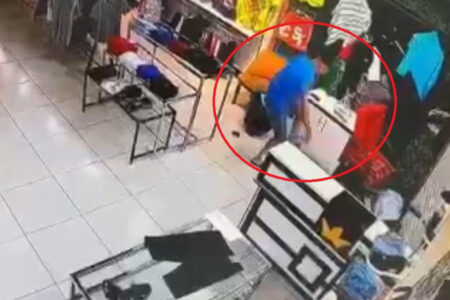 Der Angreifer schlug das junge Mädchen, mit dem er sich im Laden in Mersin gestritten hatte