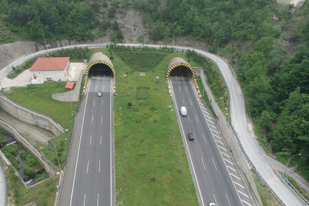 Der Bolu-Gebirgstunnel wird um 70 Meter verlängert, um das Risiko von Erdrutschen zu verhindern