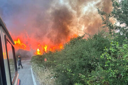Der Brand in Italien ist an einem kritischen Punkt angelangt!  Annäherung an den Flughafen…