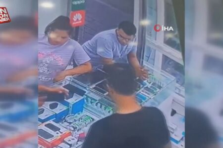 Der Dieb nahm das Telefon, das er in Fatih untersuchte, und rannte davon