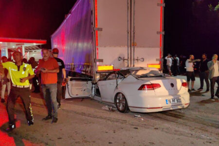 Der Fahrer des Autos, das in Bursa unter einen Lastwagen fuhr, starb