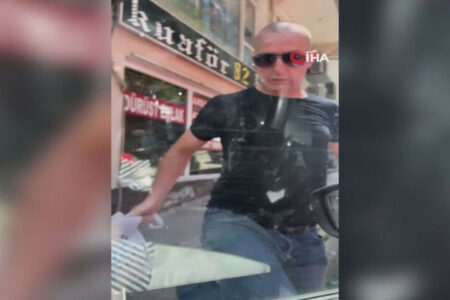 Der Gangster, der einer Frau in Kağıthane Angst und Schrecken einjagte, wurde vor der Kamera festgehalten