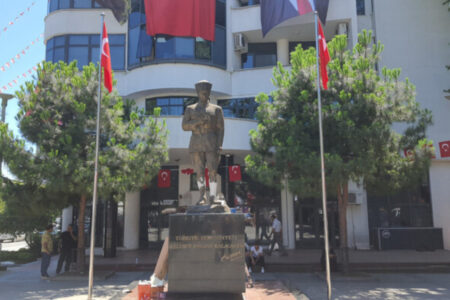 Der Moment, als die Atatürk-Statue in Trabzon mit einem Vorschlaghammer angegriffen wurde, wurde enthüllt