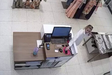 Der Moment, als eine Diebin das Telefon aus dem Safe in Gaziosmanpaşa stahl, wurde mit der Kamera festgehalten
