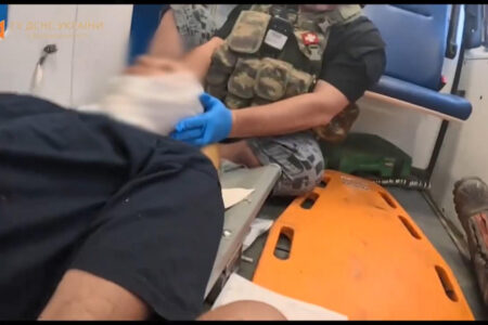 Der Wettlauf des verletzten Beamten im Krankenwagen gegen die Uhr in der Ukraine läuft vor der Kamera