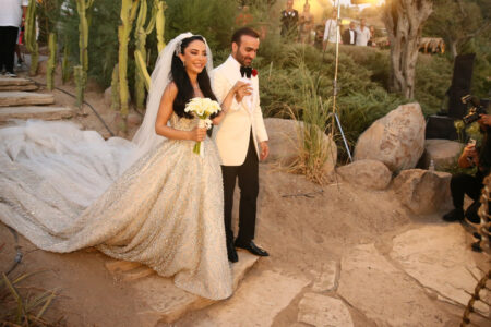 Die 45 Kilogramm schwere Braut trug das 65 Kilogramm schwere Hochzeitskleid in Bodrum.