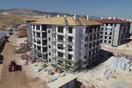 Die Außenarbeiten an den Erdbebenresidenzen haben begonnen, deren Rohbau in Adıyaman abgeschlossen ist.