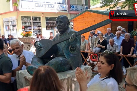 Die CHP-Gemeinde Ardanuç eröffnete die Statue von Lover Efkarı mit einer Zeremonie.