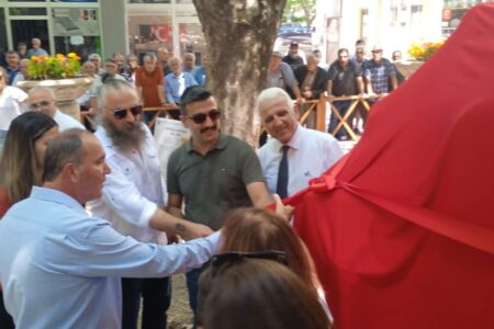 Die CHP-Gemeinde Ardanuç eröffnete die Statue von Lover Efkarı mit einer Zeremonie.