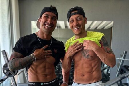 Die Deutschen reagierten auf Mesut Özils neues Tattoo mit drei Halbmonden und einem grauen Wolf