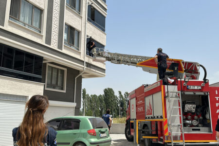 Die Feuerwehr rettete ein einjähriges Kind, das in einem Haus in Kütahya eingesperrt war