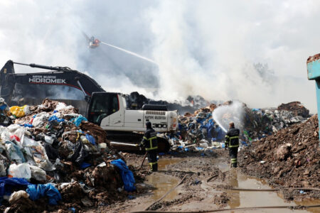 Die Recyclingfabrik in Kocaeli ist den Flammen zum Opfer gefallen