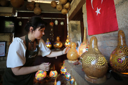 Die russische Braut in Aydın setzt das türkische Handwerk fort, das sie von ihrem Schwiegervater gelernt hat