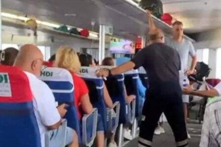 Die von der Insel Avşa abfahrende Fähre geriet im Marmarameer in einen Sturm