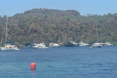 Diejenigen, die mit einer Yacht vor dem Feuer auf der Insel Rhodos geflohen waren, kamen in die Buchten von Marmaris