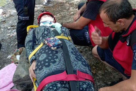 Ein ausländischer Tourist wurde verletzt, nachdem er von einer Klippe in einer Schlucht in Balıkesir gestürzt war.