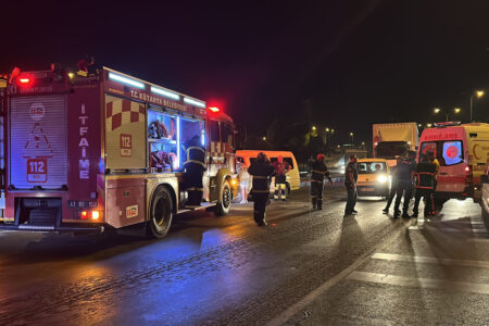 Ein betrunkener Fahrer verursachte an einer roten Ampel in Kütahya einen Unfall