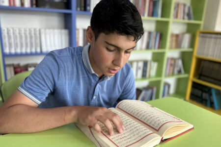 Ein junger Hafiz-Student in Konya hat bei der LGS-Prüfung die volle Punktzahl erreicht.