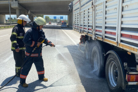 Ein Lastwagen in Düzce hat sich mit einem platten Reifen den Flammen ergeben