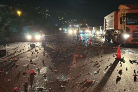 Ein mit Gemüse und Obst beladener Pickup kollidierte in Hatay mit einem Lastwagen und verwandelte die Autobahn in ein Kriegsgebiet.
