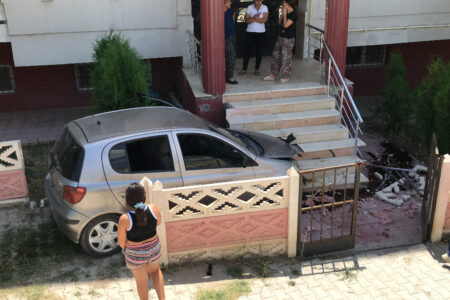 Eine Autofahrerin, die in Elazığ nicht abbiegen konnte, flog in den Garten der Wohnung