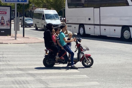 Eine fünfköpfige Familie, die in Konya Elektrofahrräder fährt, wurde vor der Kamera gefilmt