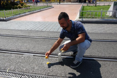 Eine Person hat in Taksim ein Ei auf dem heißen Asphalt zerbrochen