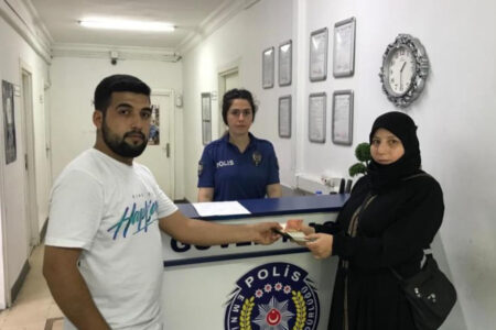 Eine syrische Frau in Istanbul lieferte 1.920 Dollar, die sie unterwegs gefunden hatte, an den Besitzer.