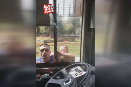 Er griff den Fahrer des IETT-Busses an, den er im Verkehr angehalten hatte, und schlug die Fensterscheibe des Fahrzeugs ein.