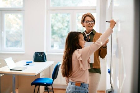Es wurden schriftliche Prüfungsfragen und -antworten für Lehrberufsphasen veröffentlicht