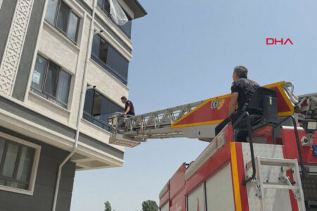 Feuerwehrleute retteten ein einjähriges Kind, das in einem Haus in Kütahya eingesperrt war