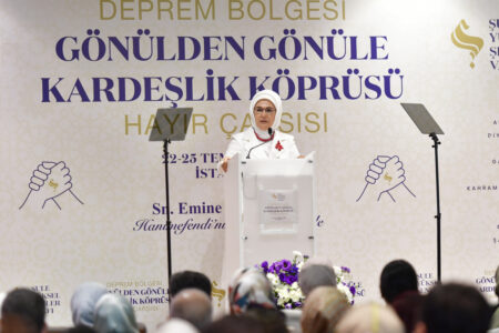 First Lady Erdoğan: Unser Staat war vom ersten Moment an mit all seinen Institutionen präsent, als die Katastrophen begannen.