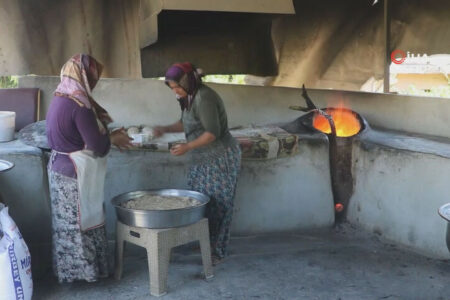 Frauen, die vom Erdbeben in Hatay betroffen waren, arbeiteten in der afrikanischen Hitze hart im Tandoor.