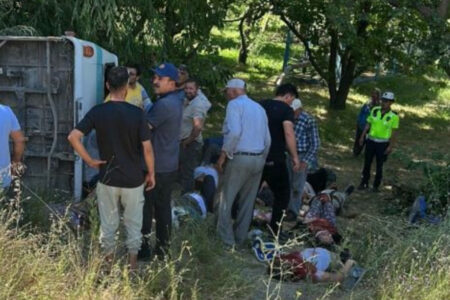 In Afyonkarahisar ist ein Kleinbus mit Saisonarbeitern umgekippt