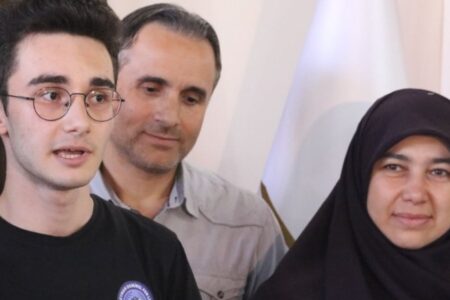 In Afyonkarahisar konnte seine Mutter am 28. Februar nicht studieren, ihr Sohn wurde der erste in der YKS