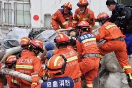 In China ist das Dach einer Turnhalle einer Mittelschule eingestürzt: 11 Leichen wurden geborgen