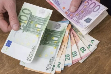 In einem Second-Hand-Laden in Belgien wurden 23.000 Euro in einer Tasche gefunden
