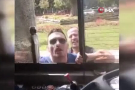 In Esenyurt blockierte der wütende Fahrer den Bus und schlug dessen Fenster ein