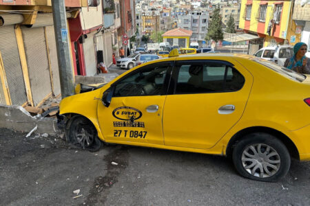 In Gaziantep wurde ein Blumentopf mitten in Fußgänger gepflügt: 3 schwer, 5 verletzt