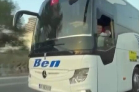 In Istanbul warf der Busfahrer eine Wasserflasche auf den Fahrer, mit dem er sich gestritten hatte