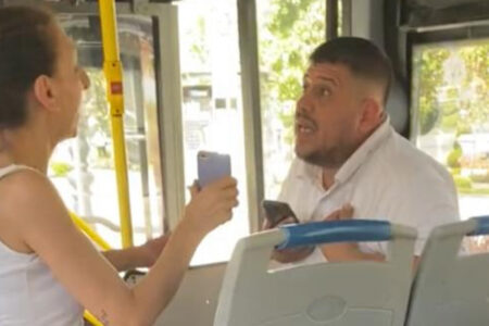 In Kağıthane wollte eine Passagierin mit ihrem Hund in den Bus einsteigen: Sie wurde aus dem Fahrzeug gerissen