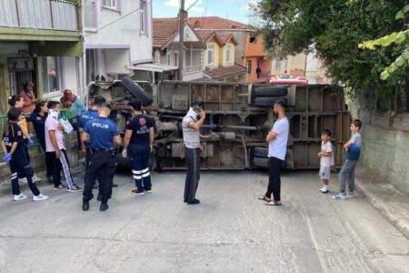 In Kocaeli kippte ein außer Kontrolle geratener Lastwagen um
