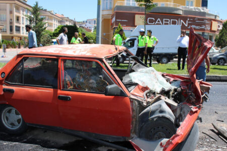 In Nevşehir prallte ein Auto gegen einen mit Asphalt beladenen Lastwagen: 2 Tote, 2 Verletzte